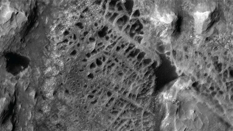 Марсоход Curiosity запечатлел первые детальные снимки гигантских «паутин» на Красной планете